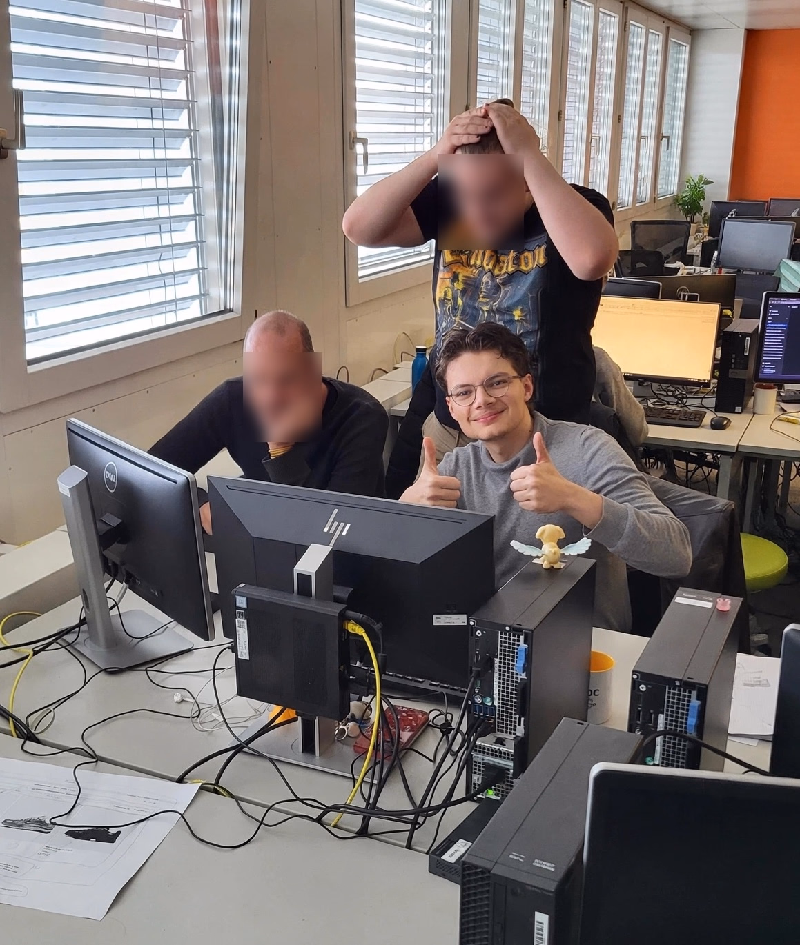 Timo Maibach im Computerraum mit Lernenden