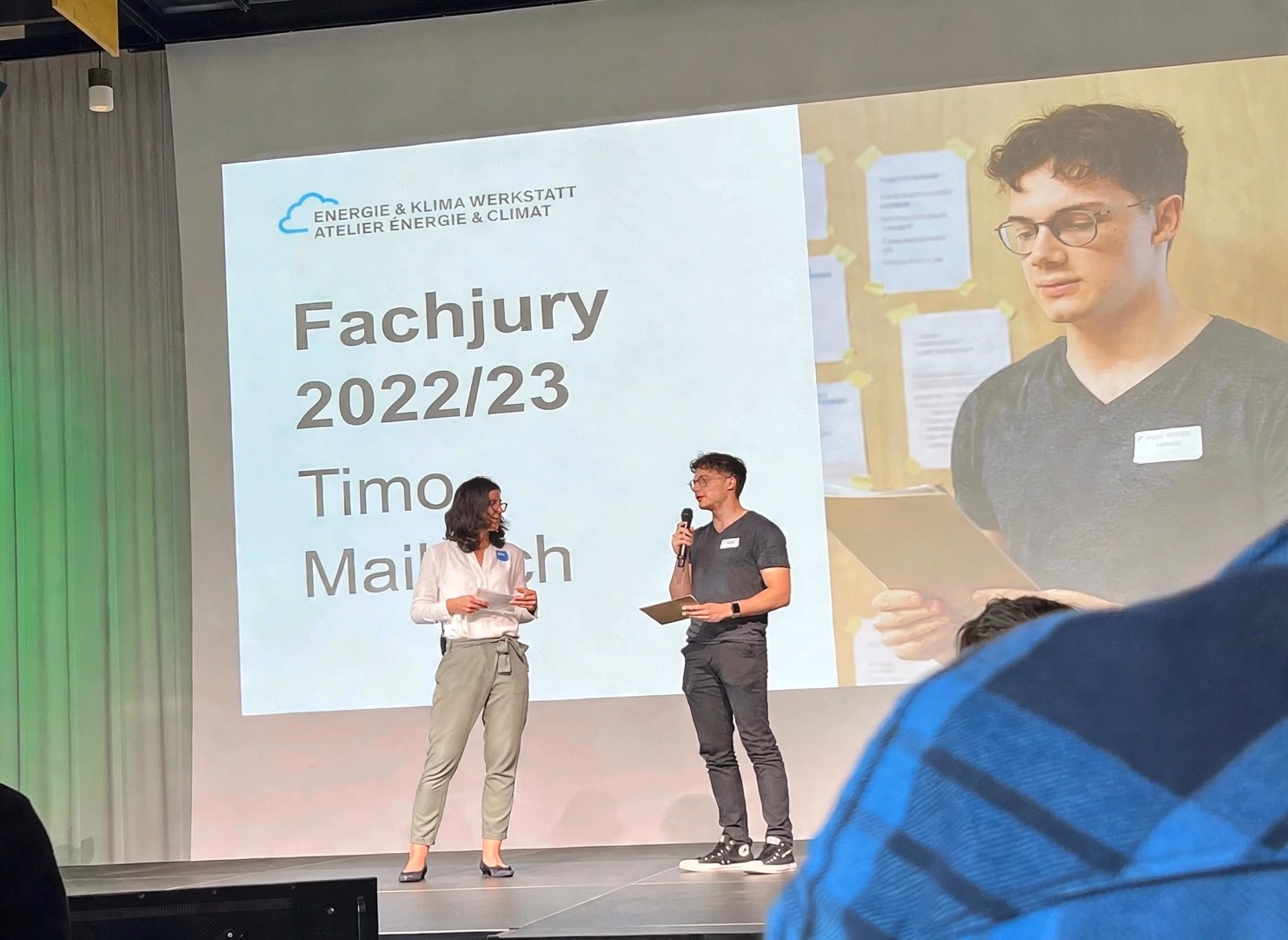 Timo Maibach auf der Bühne als Fachjury