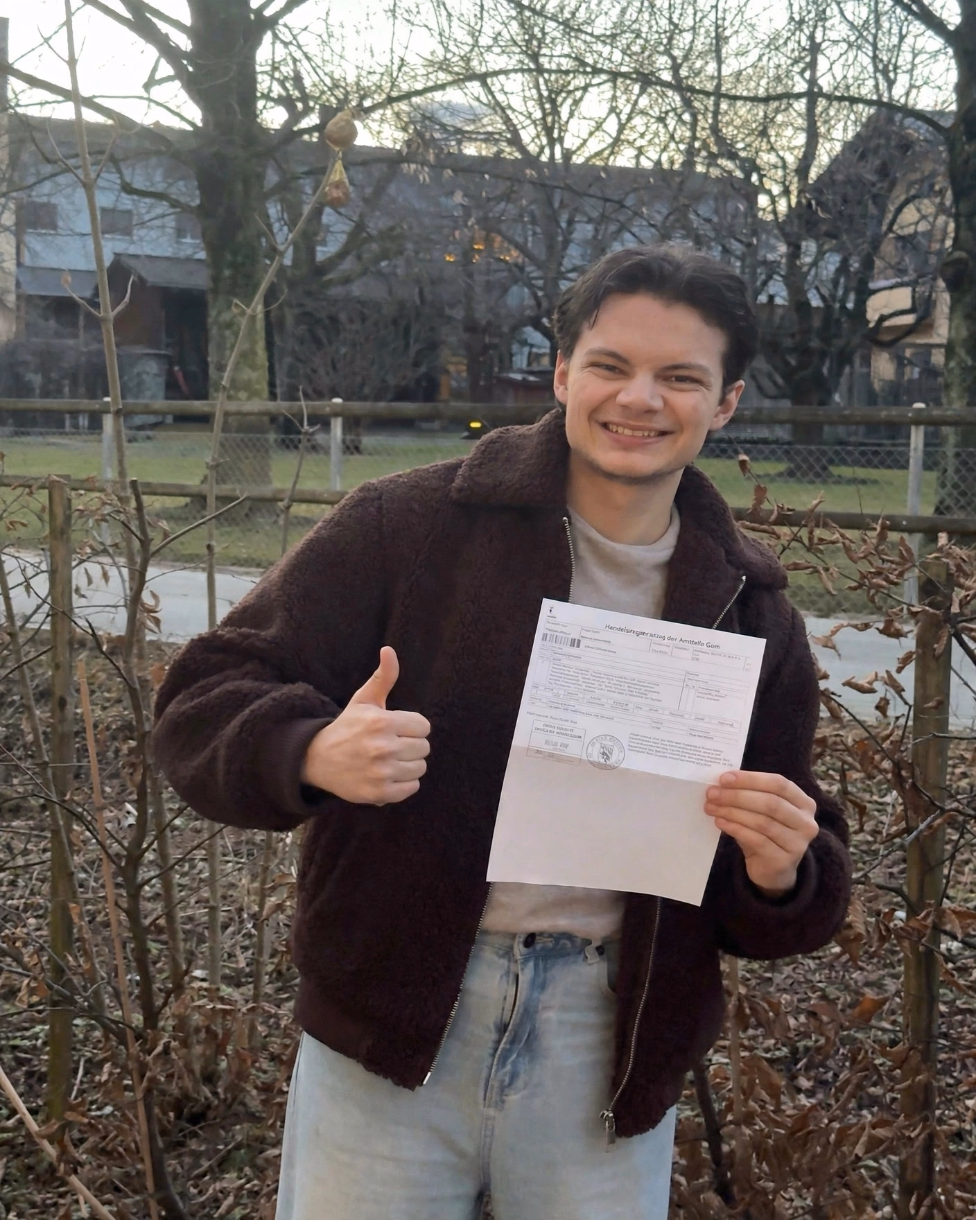 Timo Maibach mit dem Handelsregisterauszug von Maibach Systems