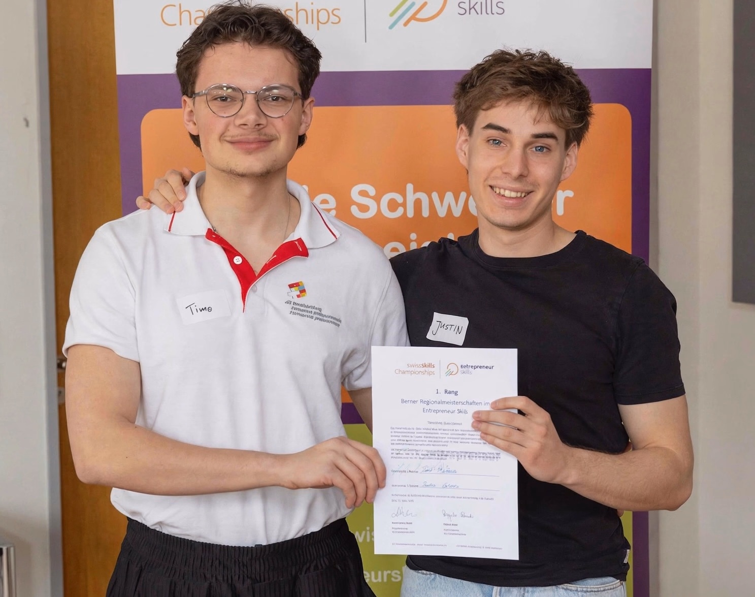 Timo Maibach mit seinem Wettbewerbspartner und der Urkunde der Regionalmeisterschaft Entrepreneurship